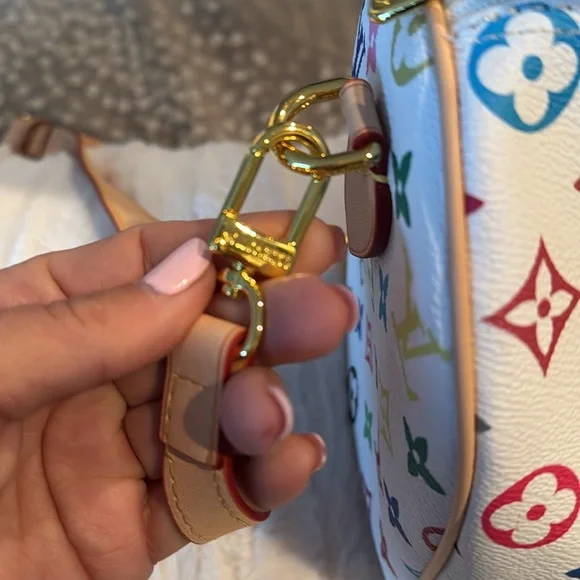 Copy Louis Vuitton bag. Stunning, sold out everywhere - Picture 5 of 5